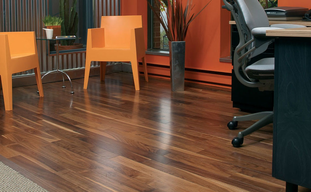 Массивная доска из ореха купить в Киеве, магазин Світ Паркету, цены